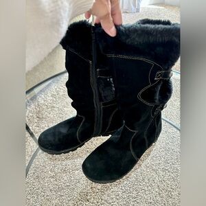 Liz and Co black faux fur lined boots